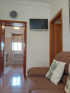 Una sala de estar con un sofá y un televisor. en Trullo della Rosa, en Martina Franca 42 fotos más