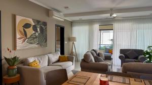 Posezení v ubytování NEW Beachfront 3-bedrooms Apartment in Tamarin