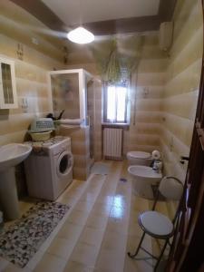 Un baño con dos lavabos y lavadora. en Trullo della Rosa, en Martina Franca
