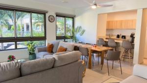 Posezení v ubytování NEW Beachfront 3-bedrooms Apartment in Tamarin