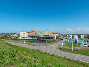 una carretera frente a un edificio con una autopista en Apartment by Dutch Coast with Dune Views, en Julianadorp
