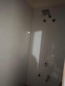 Koupelna v ubytování Radhika P Guest House Ajmer