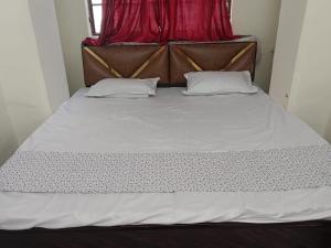 Postel nebo postele na pokoji v ubytování Radhika P Guest House Ajmer