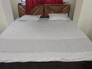 Postel nebo postele na pokoji v ubytování Radhika P Guest House Ajmer