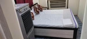 Postel nebo postele na pokoji v ubytování Radhika P Guest House Ajmer
