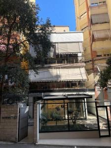 Το κτήριο όπου στεγάζεται  το διαμέρισμα