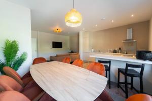 Kuchyň nebo kuchyňský kout v ubytování Riverside Dingle - Luxury Apt 1 + 3 fotografie