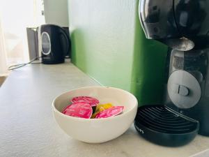 een kom snoep op een aanrecht naast een blender bij Appartement Nid Douillet Plus in Tourcoing