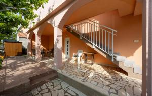 una vista exterior de una casa con escaleras y un patio en 2 Bedroom Amazing Apartment In Poljica, en Poljica