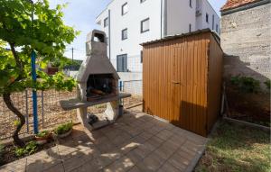 un patio con horno de pizza junto a un edificio en 2 Bedroom Amazing Apartment In Poljica, en Poljica 11 fotos más