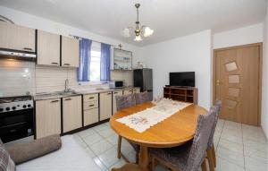 Una cocina con una mesa de madera y un comedor. en 2 Bedroom Amazing Apartment In Poljica, en Poljica