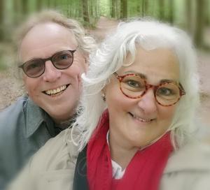 纳克斯考TheGilgahouse fjordroom的两位戴眼镜的女士合影