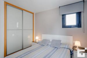 Posteľ alebo postele v izbe v ubytovaní Apartamento Bernia al Mar 9A - Grupo Turis