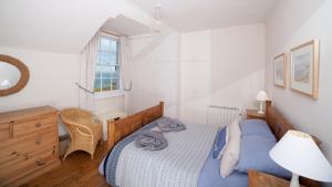 Voodi või voodid majutusasutuse Fort Victoria Cottages - Solent Cottage toas