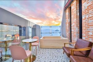 昌原市Jinhae 701 Hotel的带浴缸和桌椅的客房