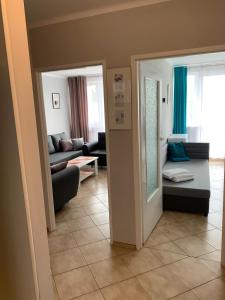 una sala de estar con un sofá y una mesa en Apartament "Na fali", en Jarosławiec