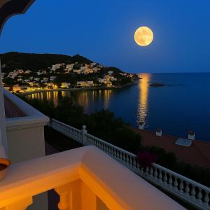 ein Vollmond, der von einem Balkon aus über dem Wasser aufgeht in der Unterkunft Panoramic Cala Canyelles, Pool in Roses