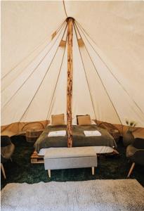 Postel nebo postele na pokoji v ubytování Cozy Lake View Tents