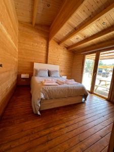 a bedroom with a bed in a log cabin at Melides Nature & Beach in Melides