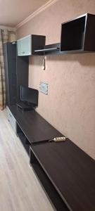 TV a/nebo společenská místnost v ubytování Заселення по коду в 2 кімнатну квартиру в центре