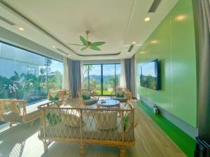 Televiisor ja/või meelelahutuskeskus majutusasutuses Tropical Villa 3 bedrooms at Venus Resort by Flamingo- free entry ticket