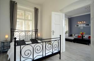 um quarto com uma cama e uma sala de estar em Navratilova Apartments em Praga