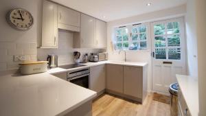 Köök või kööginurk majutusasutuses Fort Victoria Cottages - Solent Cottage +25 fotot