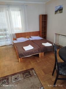 Ένα ή περισσότερα κρεβάτια σε δωμάτιο στο Pokoje Karpacz