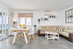 salon ze stołem i kanapą w obiekcie Wonderful Villa Burriana Beach w mieście Nerja