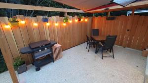 a backyard with a grill and a table and chairs at Studio Cosy proche Futuroscope in Montamisé
