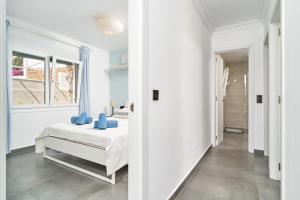 biała sypialnia z łóżkiem i oknem w obiekcie Wonderful Villa Burriana Beach w mieście Nerja