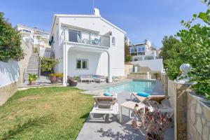 podwórko z basenem i domem w obiekcie Wonderful Villa Burriana Beach w mieście Nerja