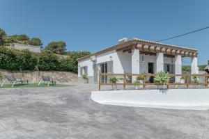 una villa con porche y una casa en Villa el Olivar 1, en Barbate