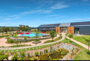 ein Gebäude mit einem Swimmingpool in einem Park in der Unterkunft Orange Blossom Luxury Apartment in Sandton