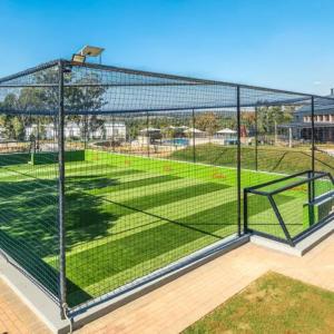 ein Schlagkäfig mit Blick auf ein Baseballfeld in der Unterkunft Orange Blossom Luxury Apartment in Sandton