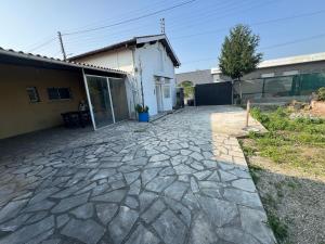 una entrada de piedra frente a una casa en Villa LARRIEU, en Toulouse