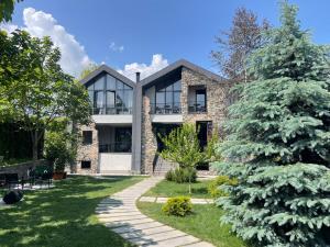 una casa con un pino di fronte di Hover Boutique Hotel a Dilijan