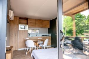 弗莱米尼欧田园小屋花园酒店的厨房或小厨房