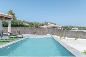 una piscina en el patio trasero de una casa en Villa el Olivar 2, en Barbate
