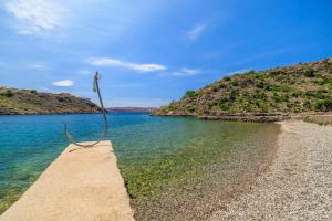 eine Stange am Ufer eines Wasserkörpers in der Unterkunft Apartments Sunny in Karlobag