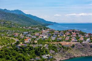 Una vista aérea de un pueblo en una colina junto al agua. en Apartments Sunny, en Karlobag