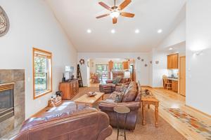 Una sala de estar con un sofá y una chimenea. en Splitrock - Unit 3, en Sunriver