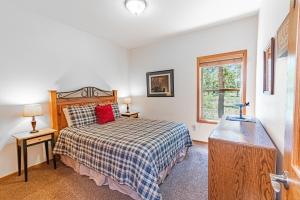 un dormitorio con una cama y una ventana en Splitrock - Unit 3, en Sunriver 86 fotos más