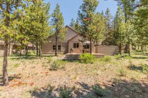 una casa en el bosque con un patio en Splitrock - Unit 3, en Sunriver