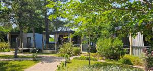 Ogród w obiekcie Victoria Mobilehome in Padova Premium Camping Resort