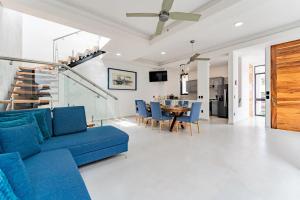 Una sala de estar con un sofá azul y una mesa. en 2099 - Casa Hera, en Santa Cruz Huatulco