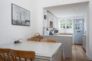 Köök või kööginurk majutusasutuses Fort Victoria Cottages - Solent Cottage