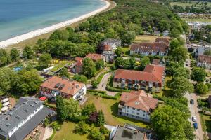 eine Luftansicht eines Hauses neben dem Strand in der Unterkunft Hanse-Haus Wohnung 04 in Boltenhagen