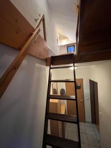 Palanda nebo palandy na pokoji v ubytování Apartma Karavanke