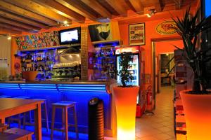 El salón o zona de bar de Camping Siena Colleverde